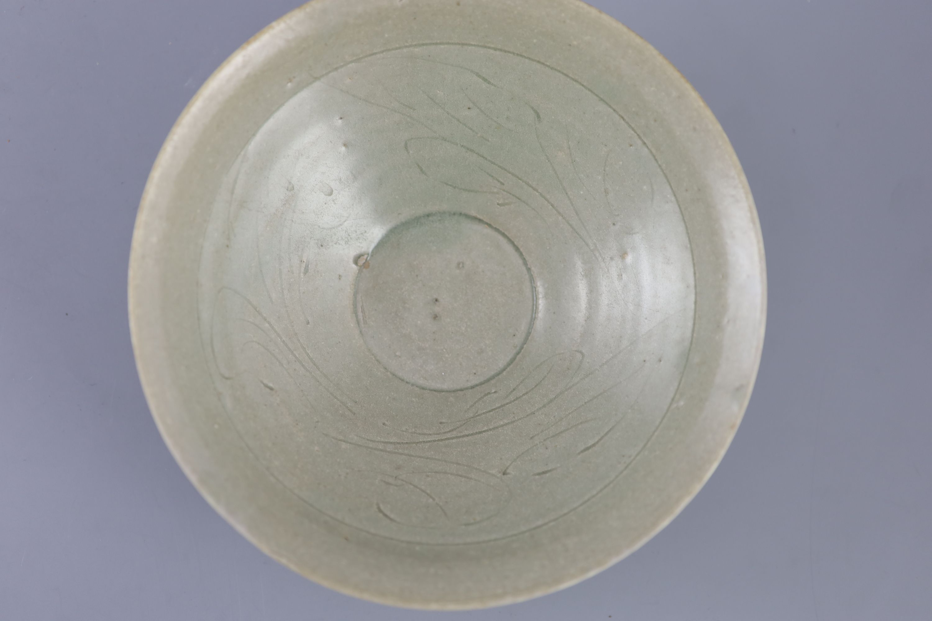 A Chinese celadon bowl, Song-Yuan dynasty 18.2cm diameter